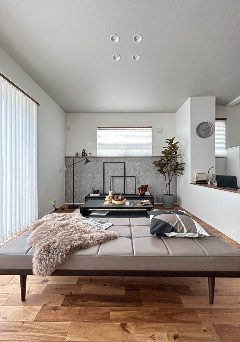 LDKの中心にあるローソファが空間を広く見せてくれます。