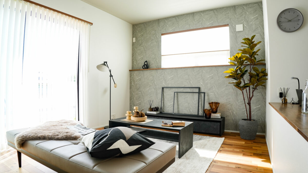 日中は明るい陽光が差し込むリビング空間です。