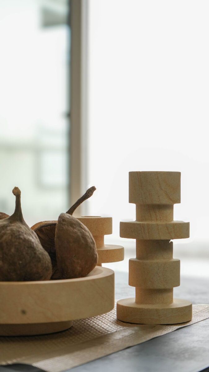 ごつごつとした素材感を感じるアクセント小物