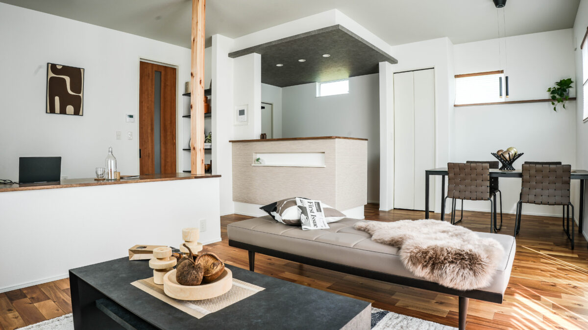 化粧柱とキッチン天井のアクセントクロスが印象的なLDK