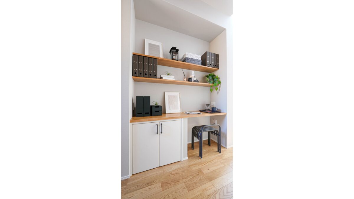 収納付きのリビングカウンターは家事の隙間時間を無駄なく使える便利なスペース