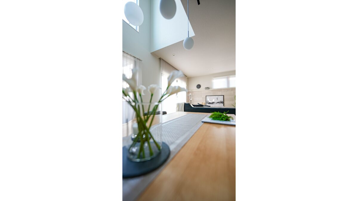 ダイニング上部の吹き抜けが空間に開放感をプラス。