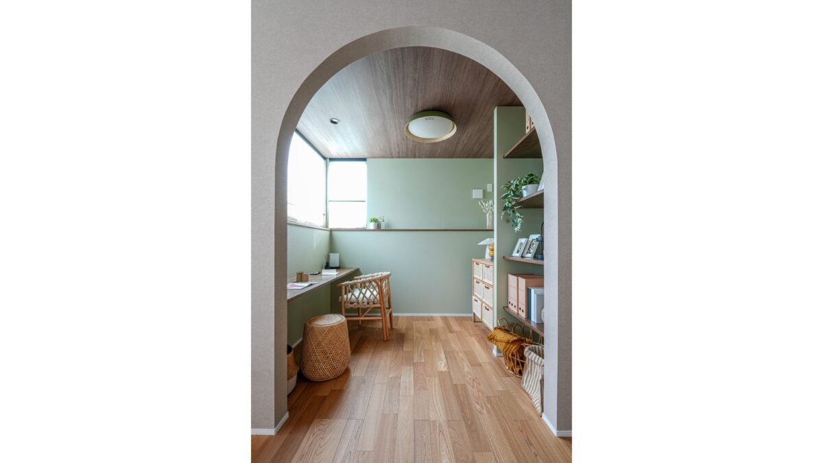 アーチ下がり壁が印象的なウッドヌック。カウンターで読書などおウチ時間を愉しめるスペース