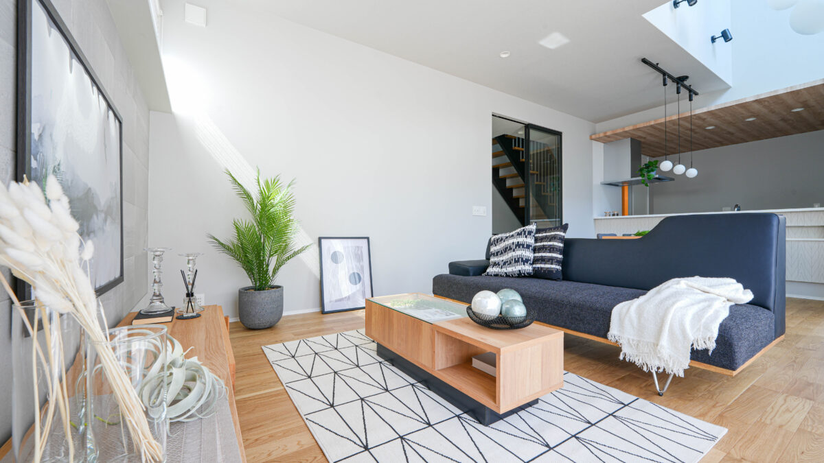 玄関ホールに続くリビングドアはガラス引戸の仕様