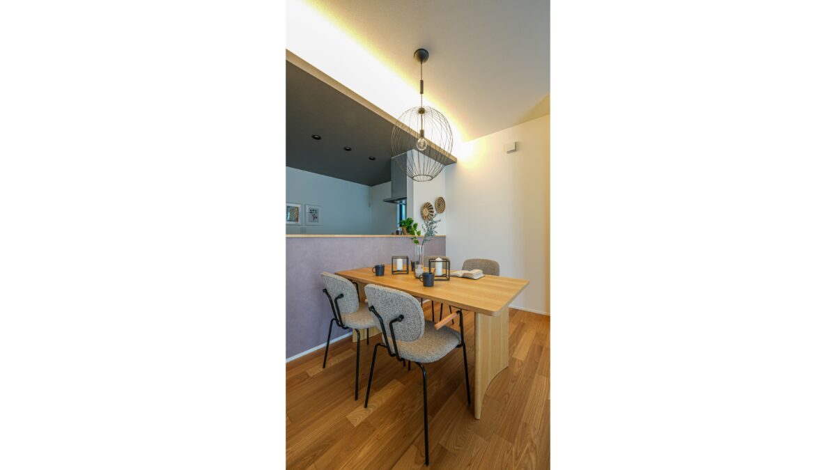 キッチンの折り上げ天井部分には間接照明