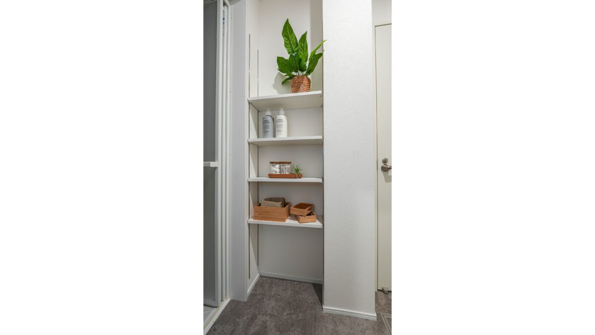 洗面所のリネン庫には水回りに必要なものがすっきりと納められます