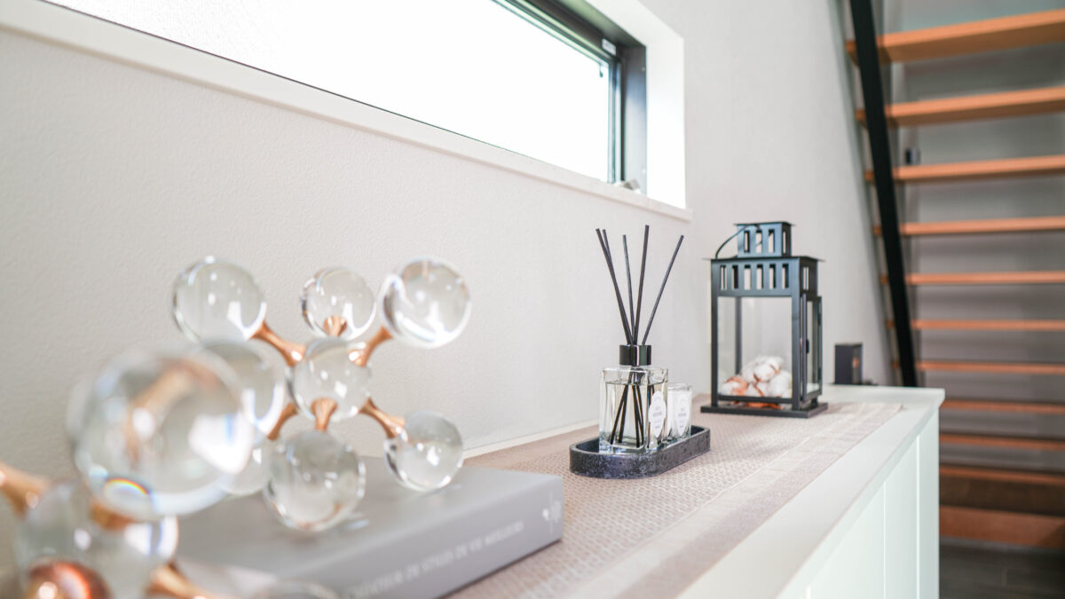 玄関にはアイキャッチとなる小物を置いて