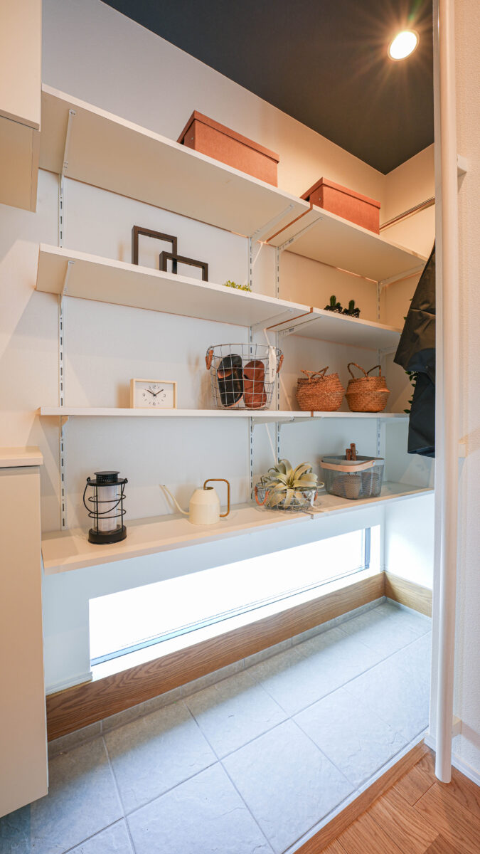 生活感ではなく生活イメージを意識して小物を設えたエントランスクロース