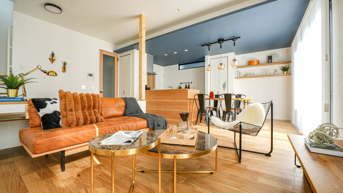 ネイビーのアクセントクロスに合わせたインテリア