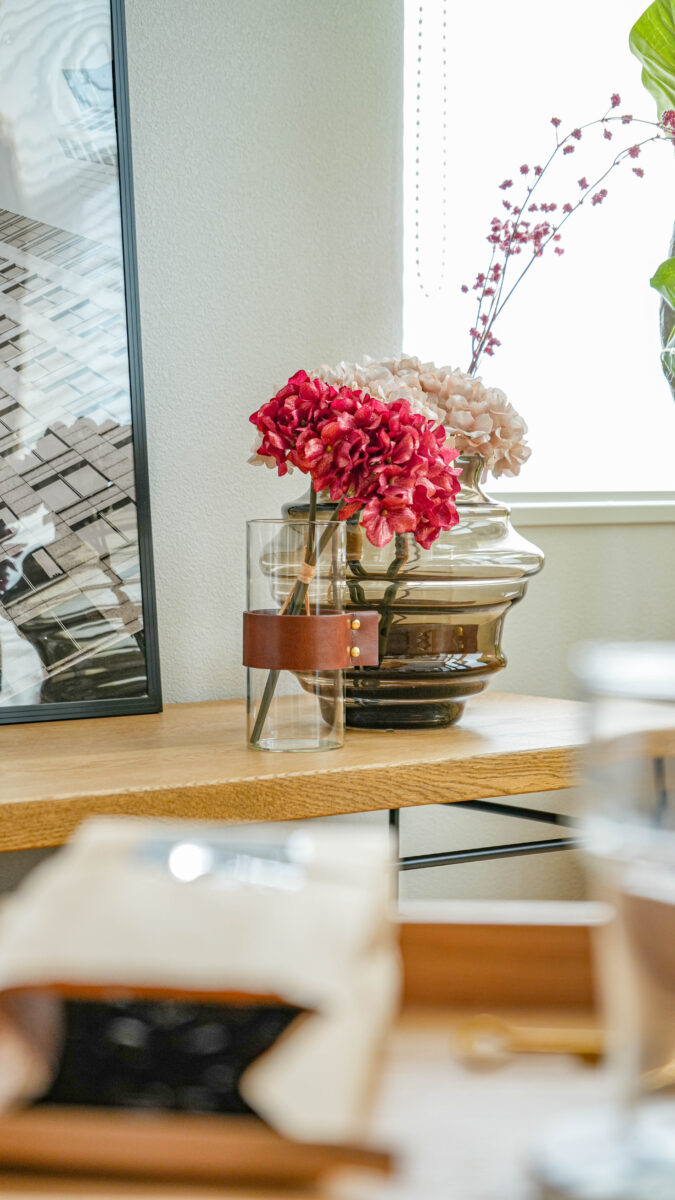 奥ピントで赤が鮮やかな挿絵風ショット