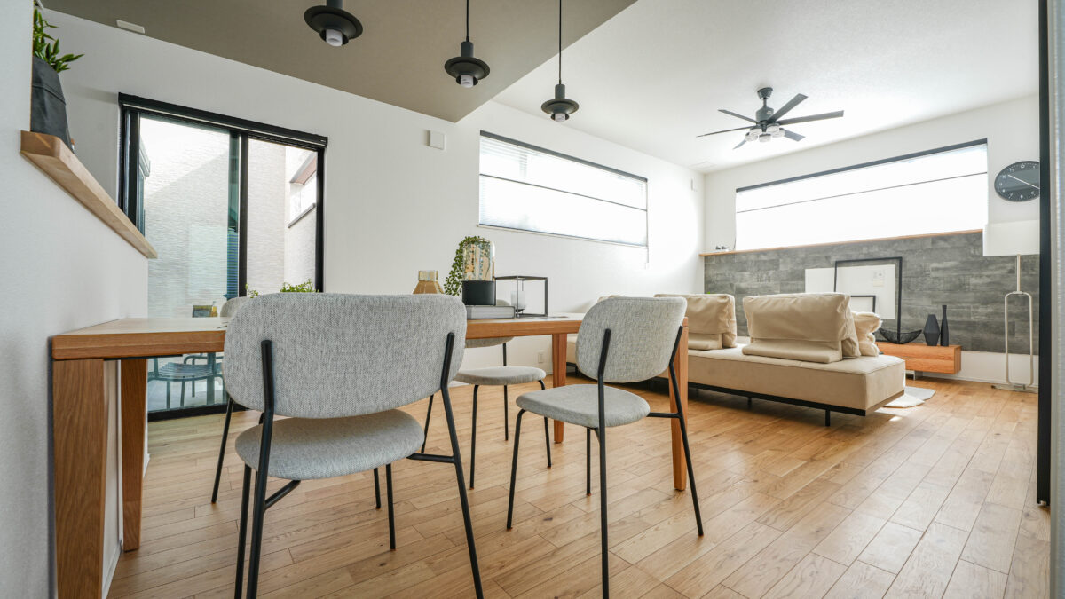 スリムなアイアン脚が軽さを演出するチェア