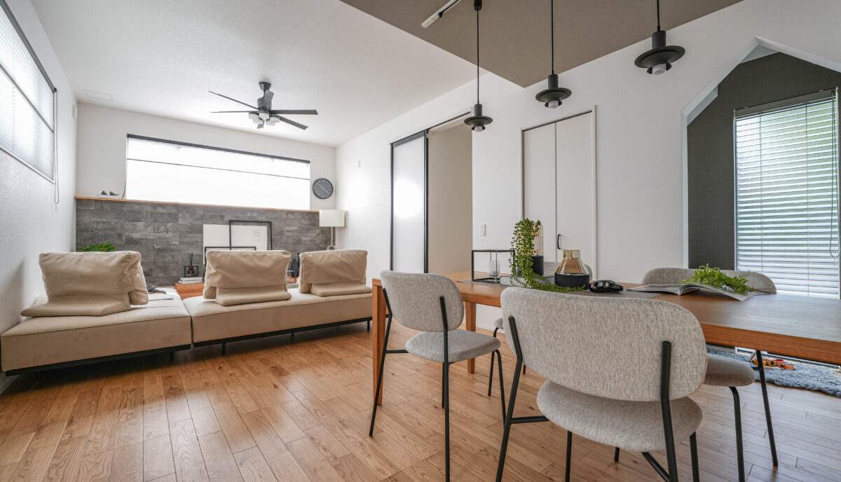 ブラックで統一したLDKの照明