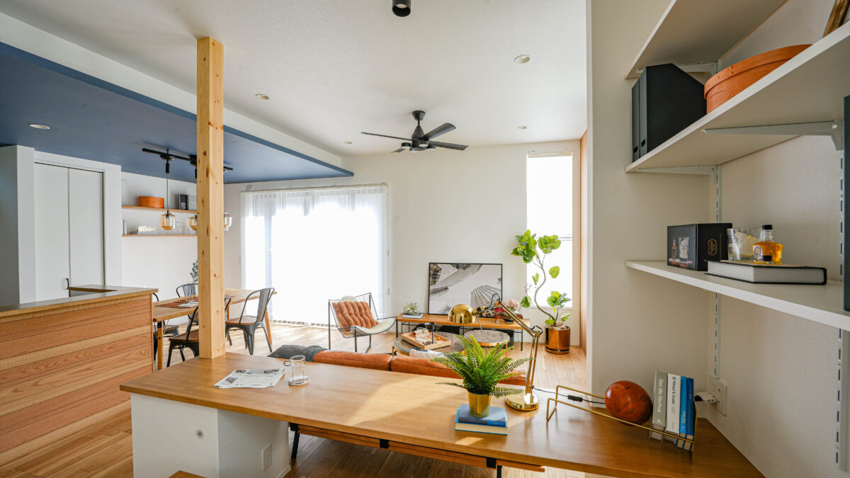 厳選して小物を配置したカウンター