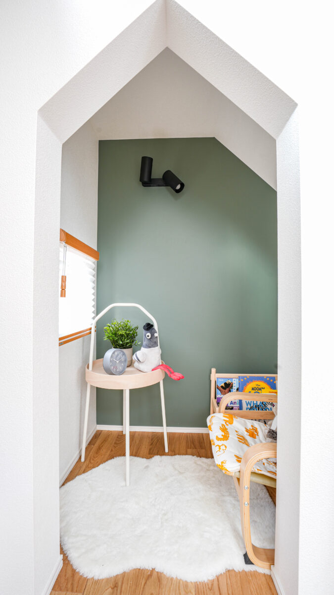 リクライニングチェアで時間も忘れて本が読めます