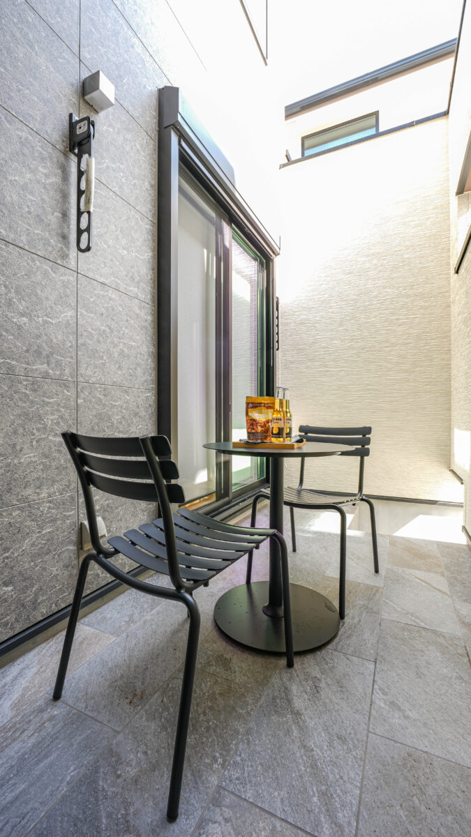 プライベートテラスは室内と合わせてシックな雰囲気に