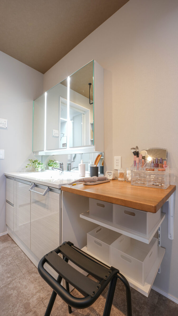 洗面台に併設された多用途に使えるカウンター