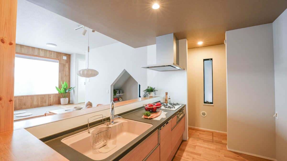 隣にパントリーのあるキッチン