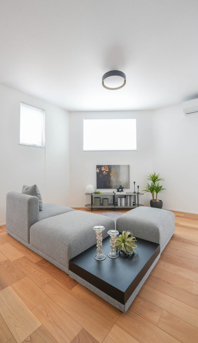 背面がないソファで空間の圧迫感を最小限に抑えたリビング空間。シーリングライトとのバランスが良く、空間が広く高く感じられる。