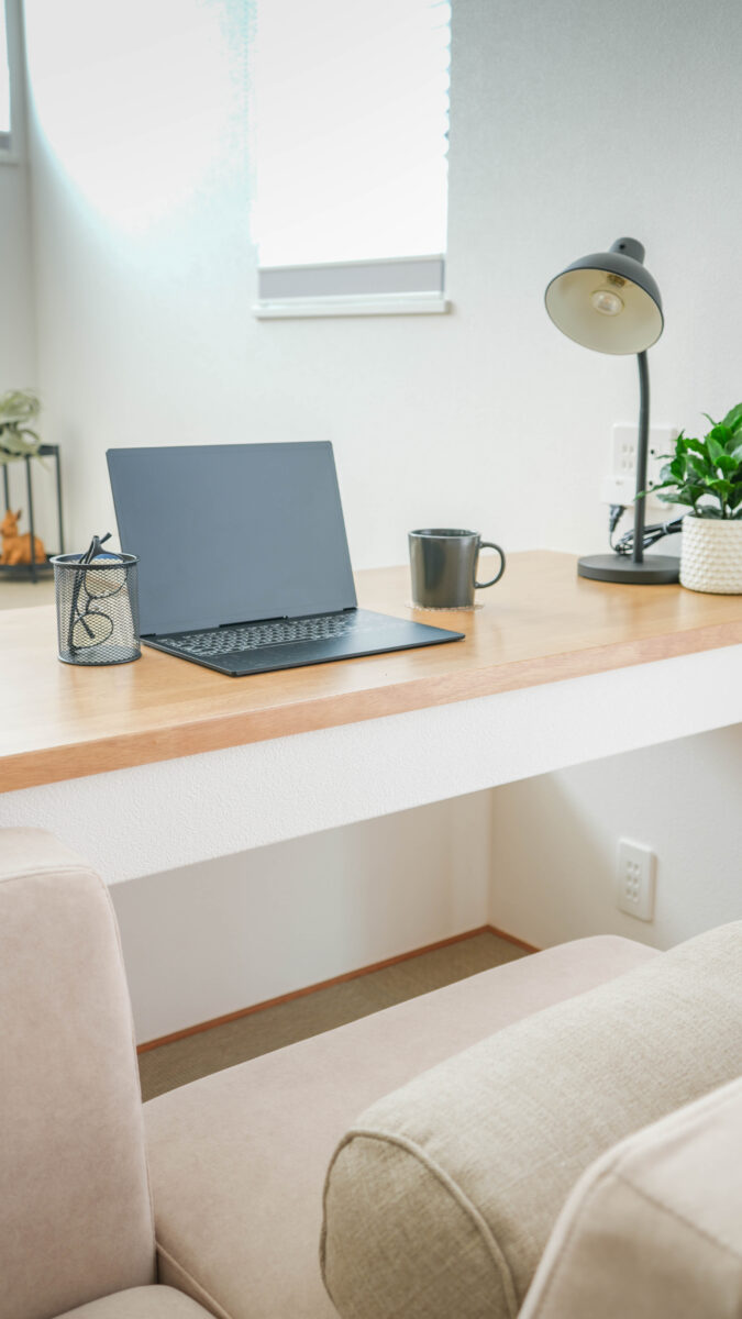 座面の向きを女性ひとりの力でも前後左右簡単に変更できるソファでリビングの多様な使い方を見る人にイメージさせる。