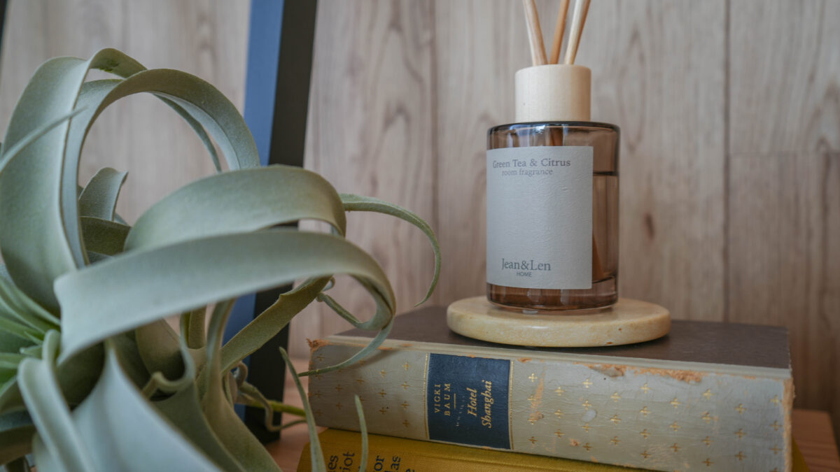 リビング空間に香りという色どりを添えるルームフレグランス。