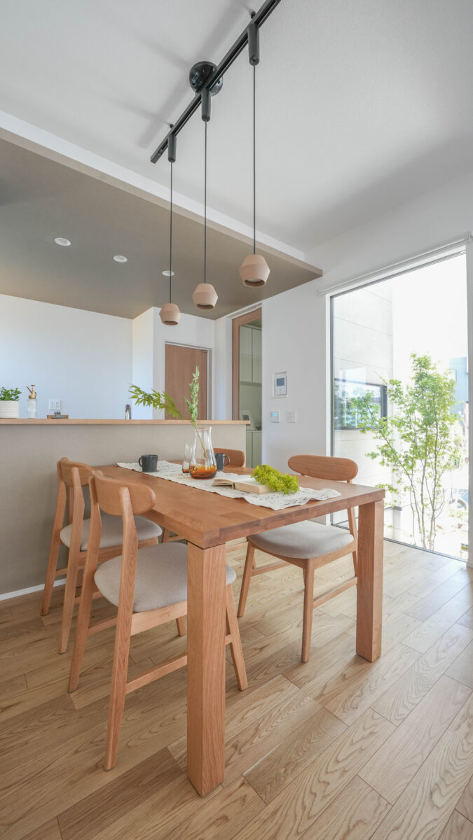 大きな窓が印象的な大イニング。坪庭のシンボルツリーが眺められ、明るい陽光が室内に入り込む。